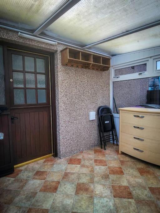 Central 2-Bedroom Bunglow With Double Sofa Bed 卡诺斯蒂 外观 照片