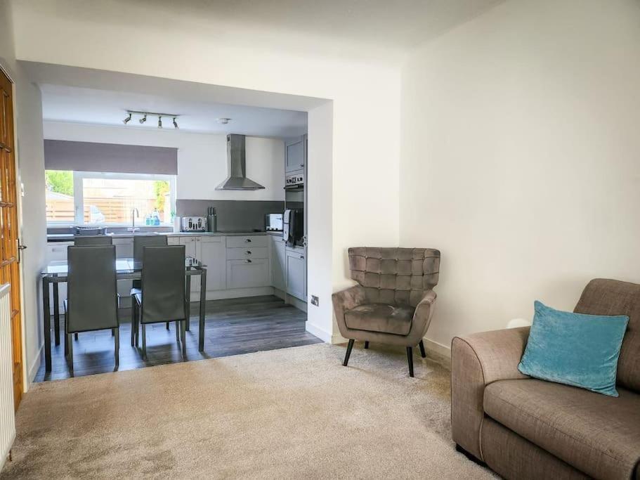 Central 2-Bedroom Bunglow With Double Sofa Bed 卡诺斯蒂 外观 照片