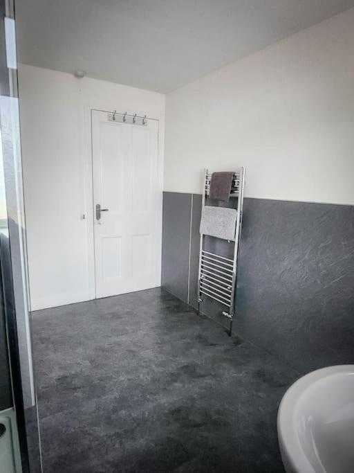 Central 2-Bedroom Bunglow With Double Sofa Bed 卡诺斯蒂 外观 照片