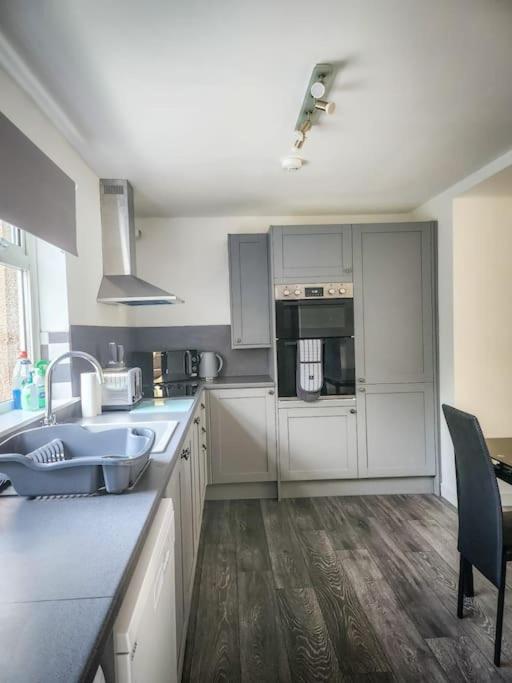 Central 2-Bedroom Bunglow With Double Sofa Bed 卡诺斯蒂 外观 照片